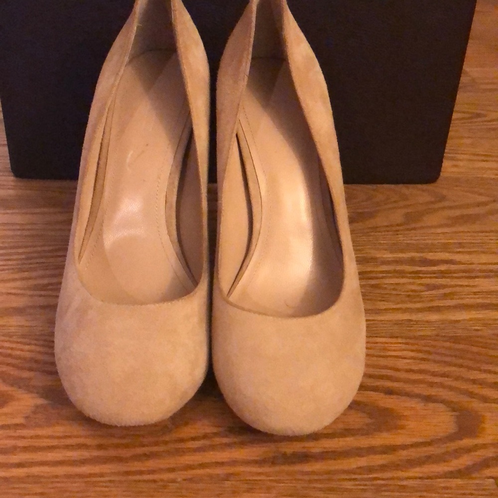 Pour La Victorie nude suede pumps